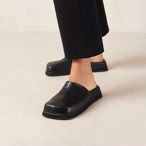 Alohas Whiz Leather Mules in Black Size 6.5
